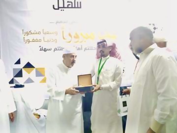 الشريف سهيل يقوم بتكريم فضيلة الشيخ عثمان طه كاتب المصحف الشريف 