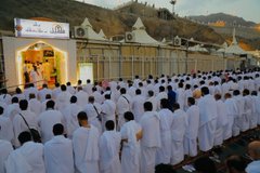 إصطفاف الحجاج بحملة الشريف سهيل  لأداء الصلاة 