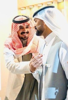 رئيس قسم الضيافة م. عبدالرحمن بن محمد ولقطة باسمة مع الشريف سهيل 