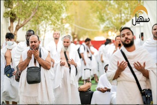 أكف الضراعة تبتهل سائلةً الله سبحانه وتعالى، 